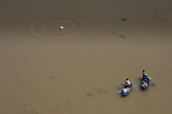 Người dân chèo thuyền nhận hàng cứu trợ Người dân chèo thuyền nhận hàng cứu trợ