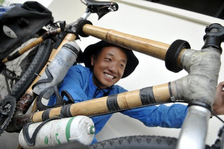 Tuy nhiên, điều đặc biệt nhất trong chuyến đi này của Chuah Sun Soon không chỉ là hành trình khá dài mà đó chính là phương tiện anh sử dụng. Đó là chiếc xe đạp được chế từ tre.