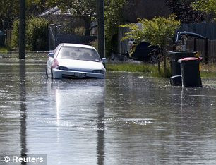 Ô tô bị mắc kẹt ở những đoạn đường lồi lõm do động đất gây ra