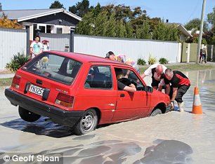 Ô tô bị mắc kẹt ở những đoạn đường lồi lõm do động đất gây ra