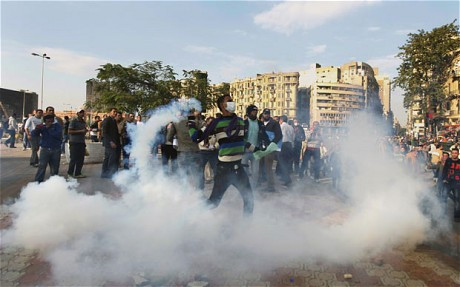 Một người biểu tình ném đạn hơi cay lại phía cảnh sát