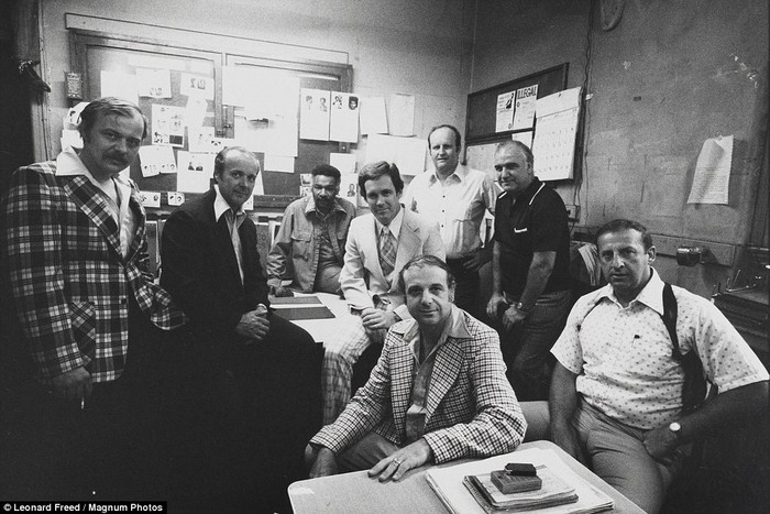Các nhân viên cảnh sát New York tại đồn cảnh sát thành phố năm 1978