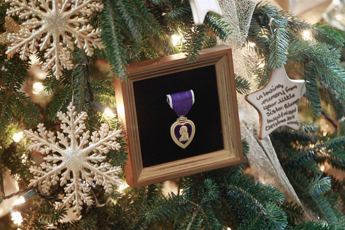 Một huy chương Purple Heart và một ngôi sao trang trí có kèm theo lời nhắn trên cây thông Noel trong Phòng Xanh của Nhà Trắng tại Washington. Các đồ trang trí cây thông này đều do trẻ em là con cái quân nhân Mỹ đang làm nhiệm vụ trên toàn thế giới gửi tới. Một huy chương Purple Heart và một ngôi sao trang trí có kèm theo lời nhắn trên cây thông Noel trong Phòng Xanh của Nhà Trắng tại Washington. Các đồ trang trí cây thông này đều do trẻ em là con cái quân nhân Mỹ đang làm nhiệm vụ trên toàn thế giới gửi tới.