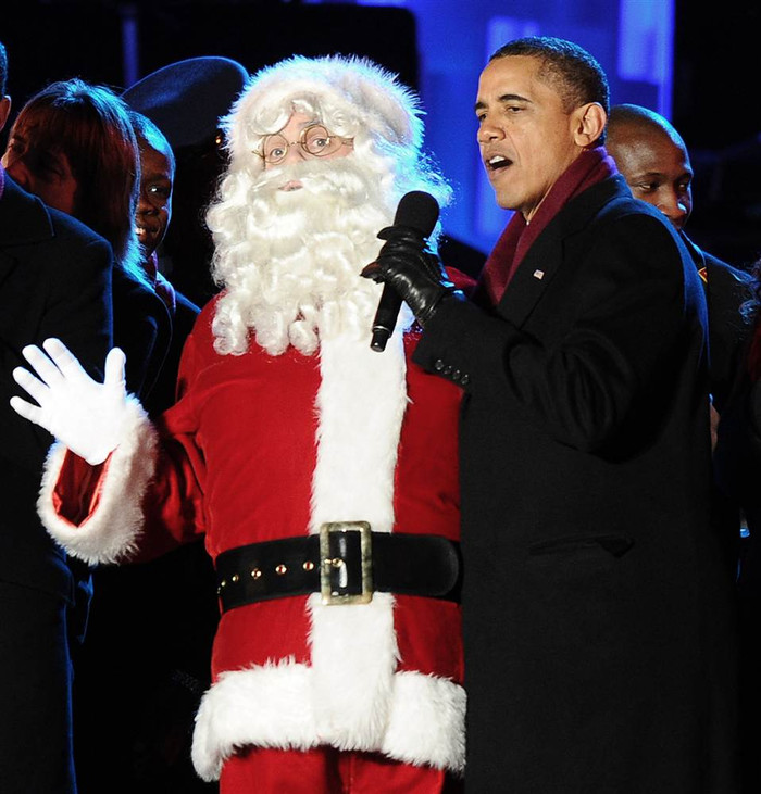 Tổng thống Barack Obama hát cùng ông già Noel trong lễ thắp sáng cây Giáng sinh quốc gia 2011 ngày 1 tháng 12. Tổng thống Barack Obama hát cùng ông già Noel trong lễ thắp sáng cây Giáng sinh quốc gia 2011 ngày 1 tháng 12.