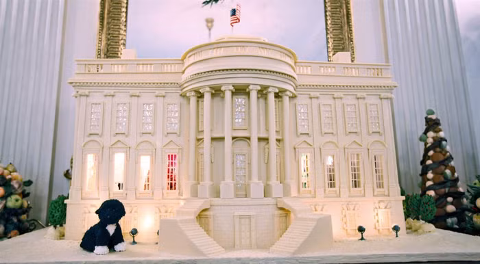 Một chiếc bánh gừng hình Nhà Trắng, chó Bo và các cây thông Noel có trọng lượng khoảng 400 kg.