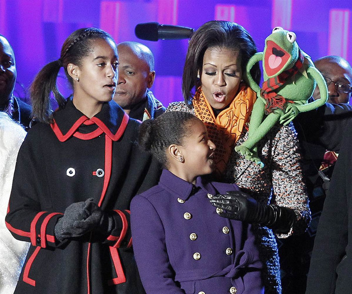 Đệ nhất phu nhân Michelle Obama, Ếch Kermit cùng hát bài hát vui vẻ với cô con gái Malia (trái) và Sasha sau khi thắp sáng cây Giáng sinh khổng lồ phía trước Phòng Bầu Dục của Nhà Trắng hôm 1/12. Đệ nhất phu nhân Michelle Obama, Ếch Kermit cùng hát bài hát vui vẻ với cô con gái Malia (trái) và Sasha sau khi thắp sáng cây Giáng sinh khổng lồ phía trước Phòng Bầu Dục của Nhà Trắng hôm 1/12.