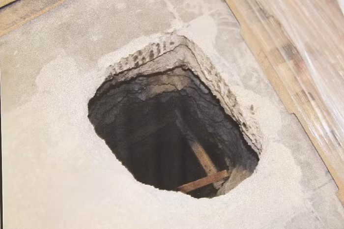 Nó được bắt đầu từ một nhà kho gần thành phố San Diego của Mỹ tới một nhà kho ở thành phố Tijuana, Baja California, Mexico. Đường hầm này mới được hoàn thành gần đây.