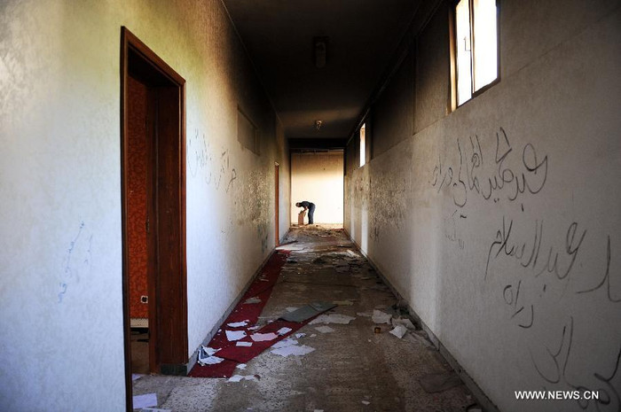 Một người đàn ông kiểm tra một tòa nhà ở Bab Al-azizia, ở Tripoli, Libya ngày 18/9/2011. Một người đàn ông kiểm tra một tòa nhà ở Bab Al-azizia, ở Tripoli, Libya ngày 18/9/2011.