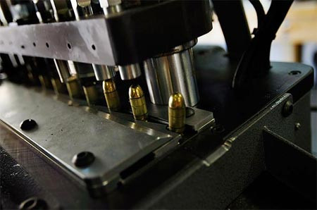 Cỗ máy tạo ra các viên đạn 0,45.