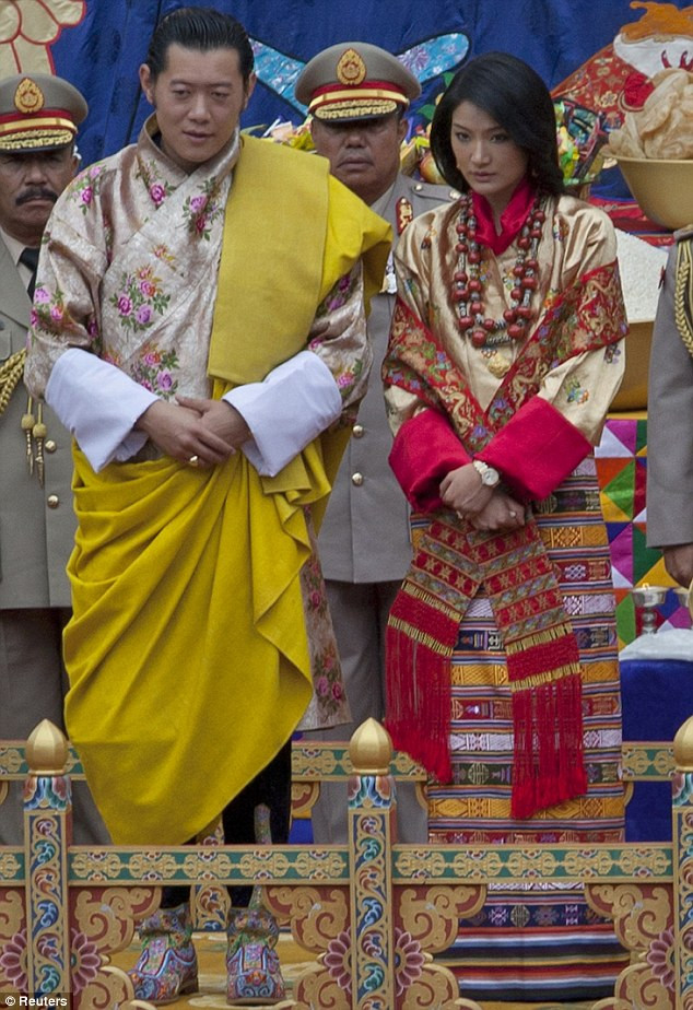 Lễ cưới long trọng này của Vua Jigme Khesar Namgyel Wangchuck hay còn được gọi là Dragon King (Long Vương) đã được tường thuật trực tiếp trên Đài truyền hình Quốc gia của đất nước có dân số vỏn vẹn 700.000 người. Lễ cưới long trọng này của Vua Jigme Khesar Namgyel Wangchuck hay còn được gọi là Dragon King (Long Vương) đã được tường thuật trực tiếp trên Đài truyền hình Quốc gia của đất nước có dân số vỏn vẹn 700.000 người.
