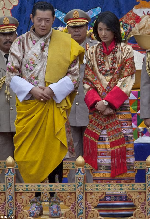 Lễ cưới long trọng này của Vua Jigme Khesar Namgyel Wangchuck hay còn được gọi là Dragon King (Long Vương) đã được tường thuật trực tiếp trên Đài truyền hình Quốc gia của đất nước có dân số vỏn vẹn 700.000 người.