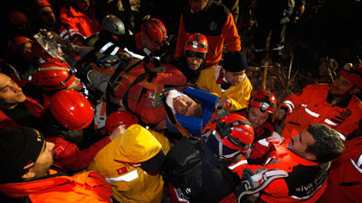 Một sinh viên 18 tuổi được giải cứu sau gần 100 giờ bị mắc kẹt Một sinh viên 18 tuổi được giải cứu sau gần 100 giờ bị mắc kẹt