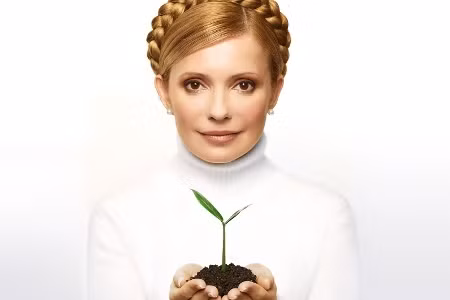 Trước khi bắt đầu sự nghiệp chính trị, Yulia Tymoshenko từng là một nữ doanh nhân thành công nhưng cũng gây tranh cãi trong ngành công nghiệp khí đốt và trong một vài đánh giá, bà được cho là một trong số những người giàu nhất đất nước.