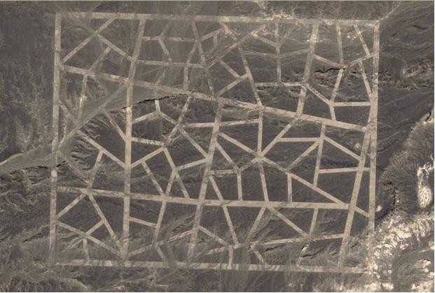 Ảnh chụp cận cảnh cho thấy cấu trúc này có những đường giao nhau chia thành nhiều khu vực khác nhau. Ảnh chụp cận cảnh cho thấy cấu trúc này có những đường giao nhau chia thành nhiều khu vực khác nhau.