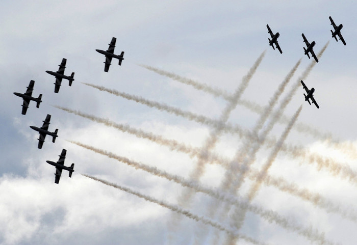 Màn biểu diễn của đội “Mũi tên ba màu” được thành lập năm 1961 của Italy tại Nga tháng 8/2009. Màn biểu diễn của đội “Mũi tên ba màu” được thành lập năm 1961 của Italy tại Nga tháng 8/2009.