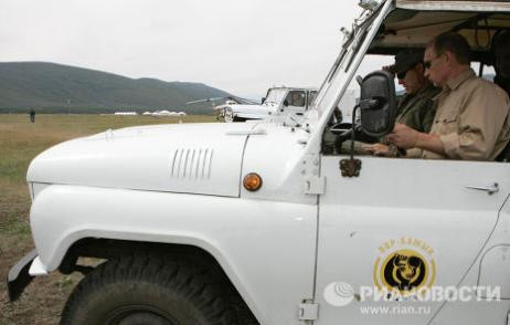 Hoàng thân Monaco, Albert II, và Putin cũng làm một chuyến du ngoạn trên chiếc xe địa hình, tới hồ Tere-Khol ở Nam Siberia, tháng 8/2007.