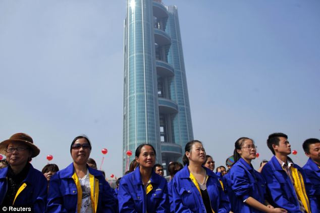 Công nhân tham gia lễ khánh thành tòa tháp vào cuối tuần trước. Công nhân tham gia lễ khánh thành tòa tháp vào cuối tuần trước.