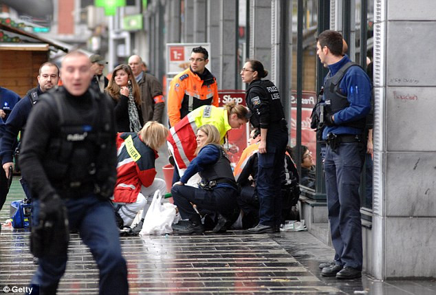 Cảnh sát giúp đỡ một người bị thương trong vụ tấn công bằng lựu đạn Cảnh sát giúp đỡ một người bị thương trong vụ tấn công bằng lựu đạn