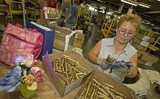 Bên trong nhà máy sản xuất đạn của Mỹ