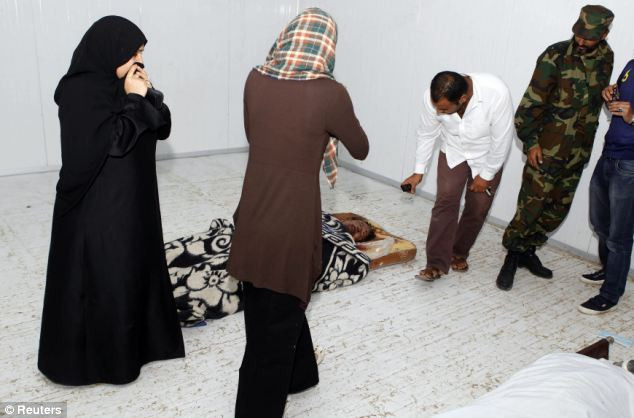 Cảnh người dân Libya xếp hàng vào xem thi thể của cựu nhà lãnh đạo Muammar Gaddafi