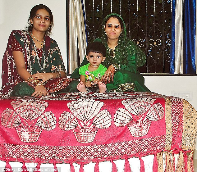 Fahreen Bano (trái), Mehroz Bano, Kaniz Fatima còn nhỏ Fahreen Bano (trái), Mehroz Bano, Kaniz Fatima còn nhỏ