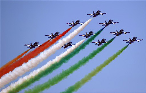 Với 9 phi cơ và một máy bay đơn, “Tên ba màu” là đội bay nhào lộn có nhiều máy bay nhất thế giới. Với 9 phi cơ và một máy bay đơn, “Tên ba màu” là đội bay nhào lộn có nhiều máy bay nhất thế giới.