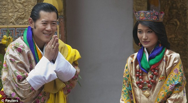 Jetsun Pema, 21 tuổi, con gái của một phi công, đội chiếc vương miện lụa thêu hình đầu quạ. Jetsun Pema, 21 tuổi, con gái của một phi công, đội chiếc vương miện lụa thêu hình đầu quạ.