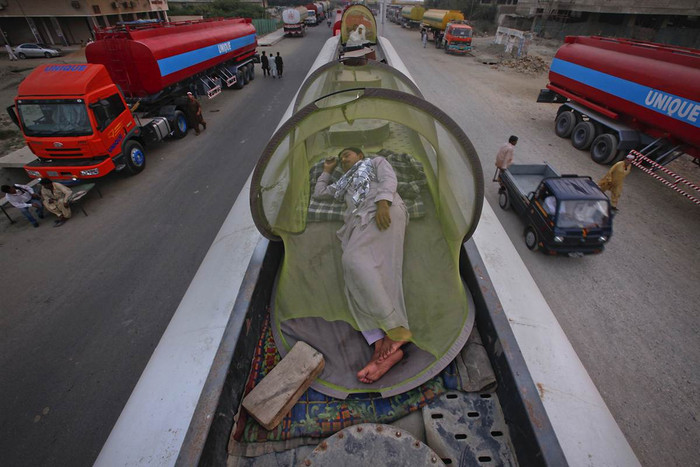 Một người chở nhiên liệu cho lực lượng NATO tại Afghanistan đang ngủ trên xe tải của họ ở Karachi, Pakistan hôm 26/11. Hoạt động cung cấp nhiên liệu và vũ khí cho lực lượng NATO tại Afghanistan đã bị gián đoạn sau khi Pakistan tuyên bố đóng cửa biên giới vĩnh viễn đối với NATO sau sự kiện không kích hai tiền đồn quân sự của nước này tại khu vực biên giới làm 24 binh sĩ thiệt mạng. Một người chở nhiên liệu cho lực lượng NATO tại Afghanistan đang ngủ trên xe tải của họ ở Karachi, Pakistan hôm 26/11. Hoạt động cung cấp nhiên liệu và vũ khí cho lực lượng NATO tại Afghanistan đã bị gián đoạn sau khi Pakistan tuyên bố đóng cửa biên giới vĩnh viễn đối với NATO sau sự kiện không kích hai tiền đồn quân sự của nước này tại khu vực biên giới làm 24 binh sĩ thiệt mạng.