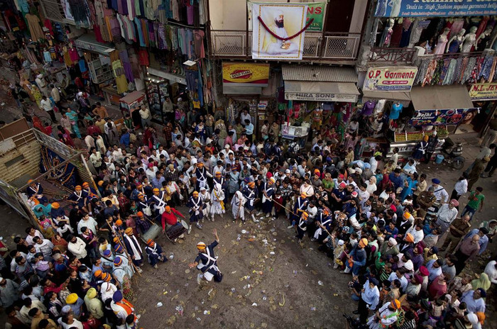 Một đám đông người Sikh ở Ấn Độ đang vây quanh các nghệ sĩ biểu diễn võ thuật trong một đám rước tôn giáo tại New Delhi hôm 24/11. Đám rước được tổ chức để đánh dấu sự tử vì đạo của Guru Tegh Bahadur, một người Sikh qua đời ở New Delhi năm 1675. Một đám đông người Sikh ở Ấn Độ đang vây quanh các nghệ sĩ biểu diễn võ thuật trong một đám rước tôn giáo tại New Delhi hôm 24/11. Đám rước được tổ chức để đánh dấu sự tử vì đạo của Guru Tegh Bahadur, một người Sikh qua đời ở New Delhi năm 1675.