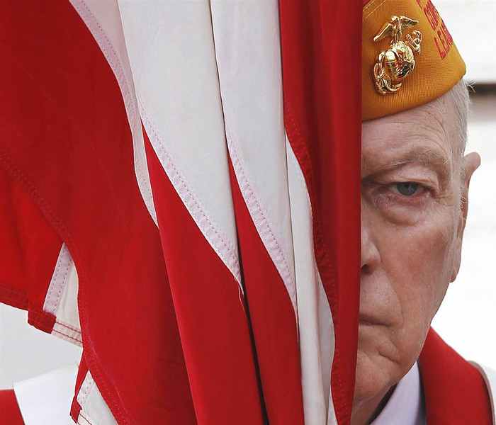 Robert Flick, một cựu chiến binh Mỹ cầm quốc kỳ trong buổi lễ Ngày cựu chiến binh có sự tham dự của Tổng thống Barack Obama tại Nghĩa trang Quốc gia Arlington tại Arlington, bang Virginia ngày 11/11 Robert Flick, một cựu chiến binh Mỹ cầm quốc kỳ trong buổi lễ Ngày cựu chiến binh có sự tham dự của Tổng thống Barack Obama tại Nghĩa trang Quốc gia Arlington tại Arlington, bang Virginia ngày 11/11