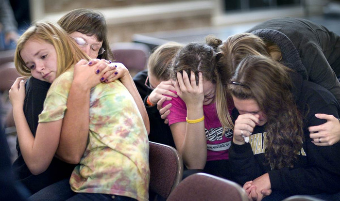 Một phụ huynh và các em học sinh chia sẻ với nhau nỗi buồn mất người thân tại nhà thờ held at Pleasant Garden First Baptis sau khi Mary Ann Holder, 36 tuổi, bắn chết nhiều thành viên trong gia đình bà hôm 20/11. Một phụ huynh và các em học sinh chia sẻ với nhau nỗi buồn mất người thân tại nhà thờ held at Pleasant Garden First Baptis sau khi Mary Ann Holder, 36 tuổi, bắn chết nhiều thành viên trong gia đình bà hôm 20/11.