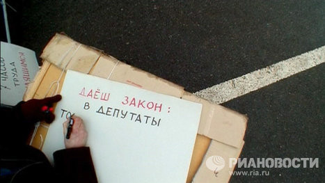 Người biểu tình đang viết biểu ngữ Người biểu tình đang viết biểu ngữ