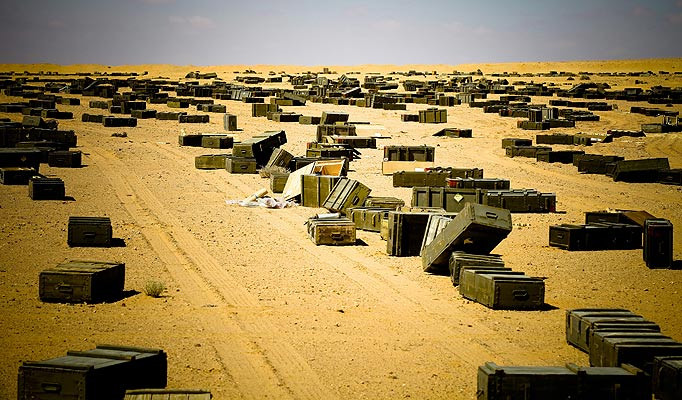 Nhiều kho vũ khí của đại tá Gaddafi đã bị bỏ hoang như thế trong thời kỳ diễn ra cuộc cách mạng tại Libya và đến thời điểm này vẫn chưa được chính phủ chuyển tiếp Libya kiểm soát hết.