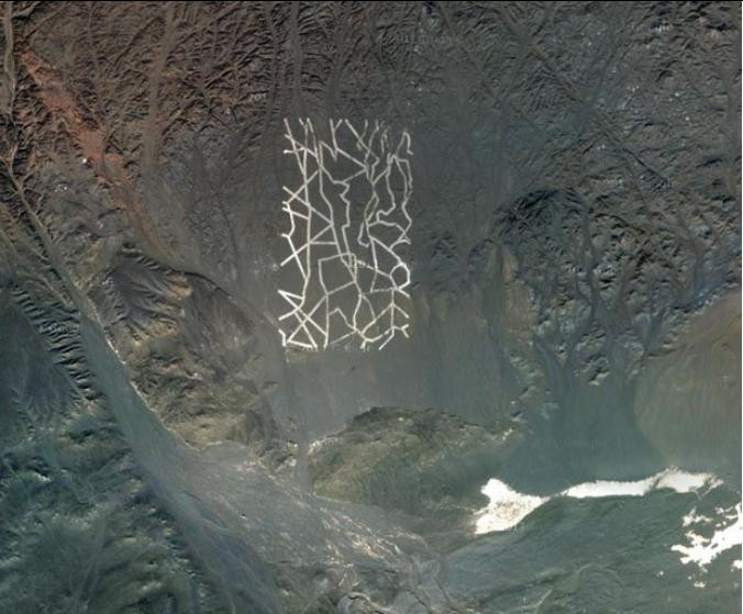 Bức ảnh chụp toàn cảnh cấu trúc rộng lớn trên từ vũ trụ cho thấy toàn bộ công trình trên có cấu trúc giống như những đường kẻ ngẫu nhiên. Bức ảnh chụp toàn cảnh cấu trúc rộng lớn trên từ vũ trụ cho thấy toàn bộ công trình trên có cấu trúc giống như những đường kẻ ngẫu nhiên.