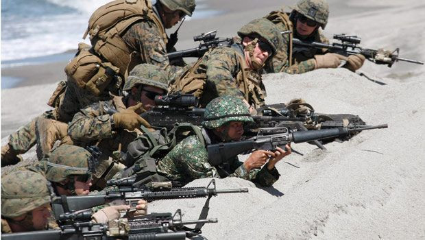 Cảnh tập trận chung giữa Hải quân Mỹ và Philippines gần vùng biển tranh chấp trên Biển Đông hôm 23/10. Ảnh AP Cảnh tập trận chung giữa Hải quân Mỹ và Philippines gần vùng biển tranh chấp trên Biển Đông hôm 23/10. Ảnh AP