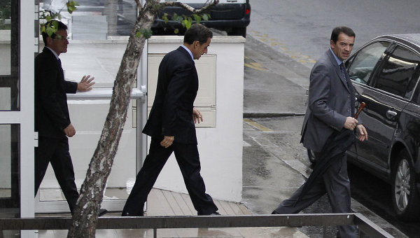 Tổng thống Sarkozy tại bệnh viện trước thời điểm phu nhân Carla lâm bồn Tổng thống Sarkozy tại bệnh viện trước thời điểm phu nhân Carla lâm bồn