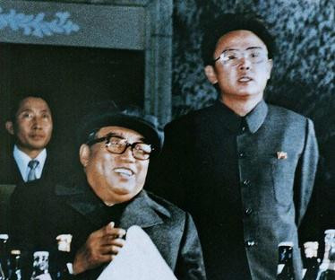 Chủ tịch Kim Jong Il bên cạnh Chủ tịch Kim Il Sung trong những năm 1970