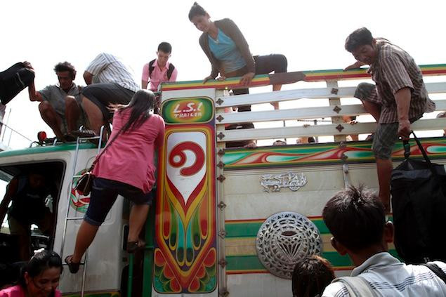 Người dân Bangkok di tản để tranh lũ lụt