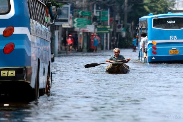 Những con phố biến thành sông