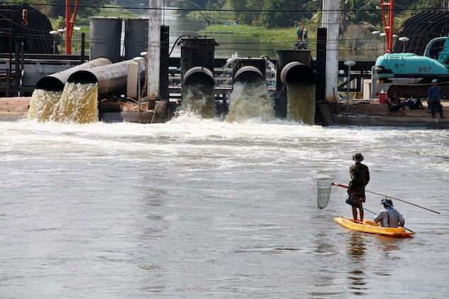 Theo thỏa thuận mới đạt được giữa chính phủ và chính quyền Bangkok, sẽ có thêm các cửa xả lũ mới được mở để bơm nước lũ ra biểu giải cứu Bangkok có nguy cơ bị lụt dân cao lên 3,5m