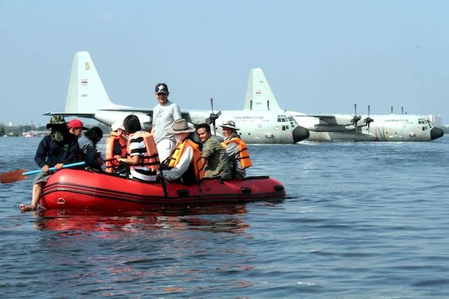 Sân bay ngập trong nước lũ