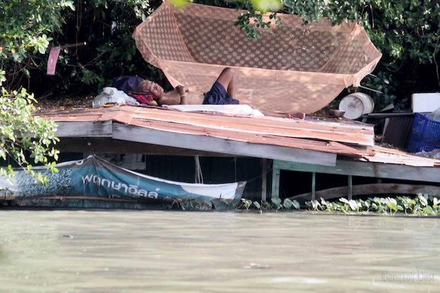 Cảnh sống bấp bênh vì lũ lụt