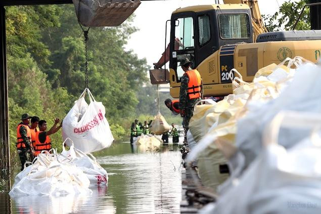 Tuyến đê bao dài 6km đang được thiết lập trên đường Rangsit Muang Ek để ngăn lũ lụt