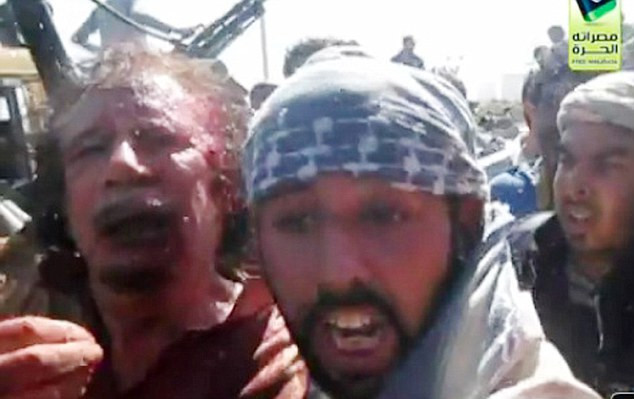 Cảnh hỗn loạn trong lúc Gaddafi vừa bị bắt giữ Cảnh hỗn loạn trong lúc Gaddafi vừa bị bắt giữ