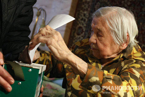 Cư dân của Kazan 101 tuổi Seraphim Iyagina đi bầu cử Cư dân của Kazan 101 tuổi Seraphim Iyagina đi bầu cử