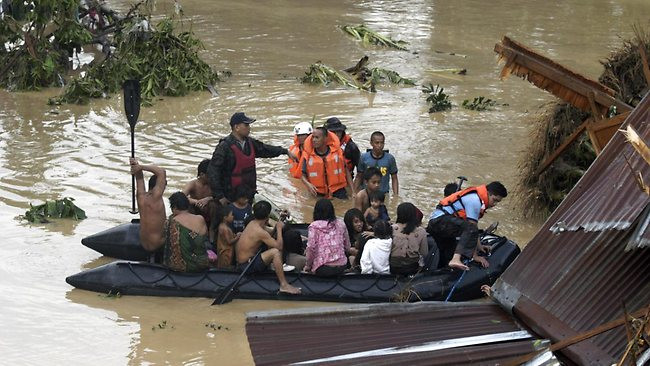 Người dân Cagayan de Oro được hỗ trợ đi sơ tán. Ảnh AP Người dân Cagayan de Oro được hỗ trợ đi sơ tán. Ảnh AP