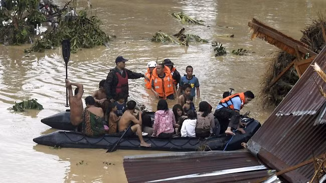 Người dân Cagayan de Oro được hỗ trợ đi sơ tán. Ảnh AP