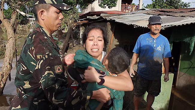 Quân đội giúp đỡ sơ tán người dân tại thành phố Iligan. Ảnh AFP