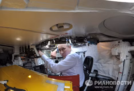 Thủ tướng Putin bên trong xe tăng T-90AM