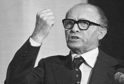 Thủ tướng Menachem Begin, người đã ra lệnh tiến hành cuộc tấn công bất ngờ nhằm vào cơ sở hạt nhân của Iraq năm 1981-